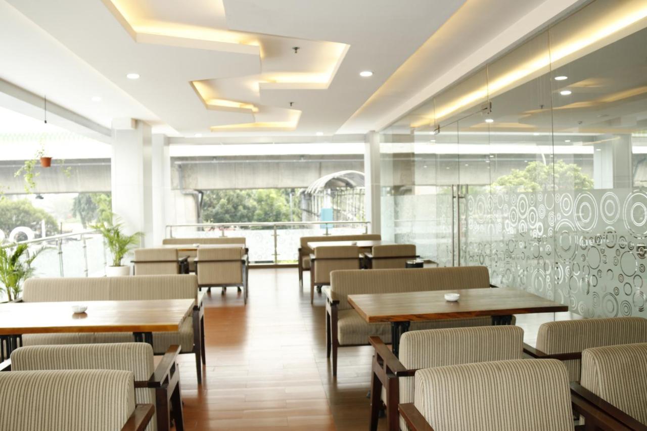 Terraz Tree Hotel Jakarta Buitenkant foto